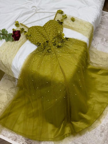 فستان ذهبي غامق