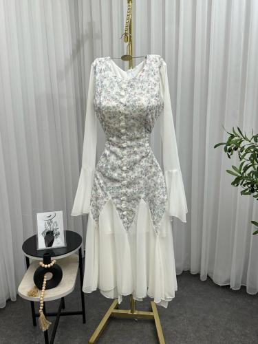 فستان أبيض مشجر للعيد