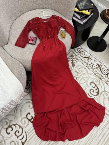 فستان لون أحمر