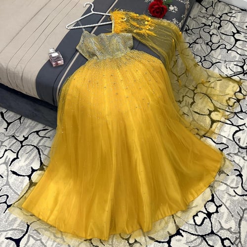 فستان اصفر وريني ذهبي