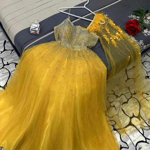 فستان اصفر وريني ذهبي