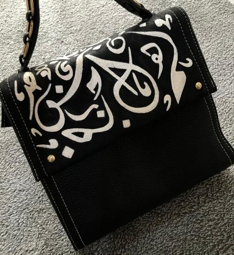 خدمة الكتابة والتصميم على الحقائب