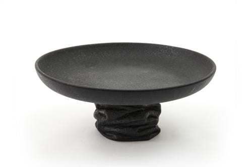 Ceramic plate with a raised base