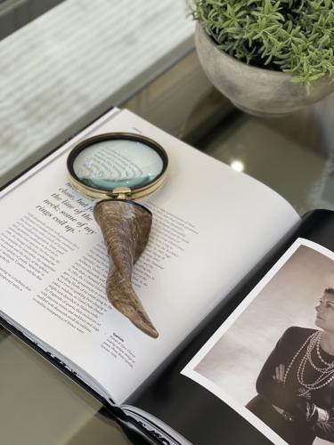 Magnifying lens