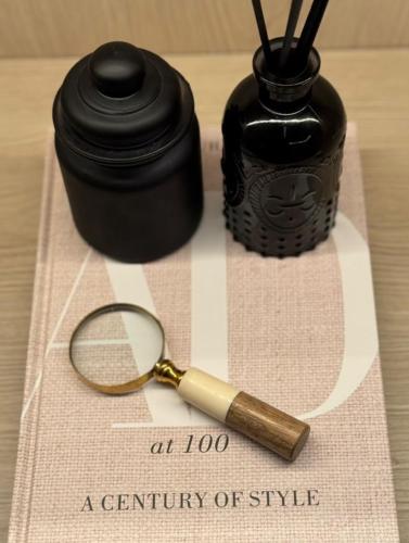 Magnifying lens