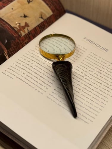Magnifying lens