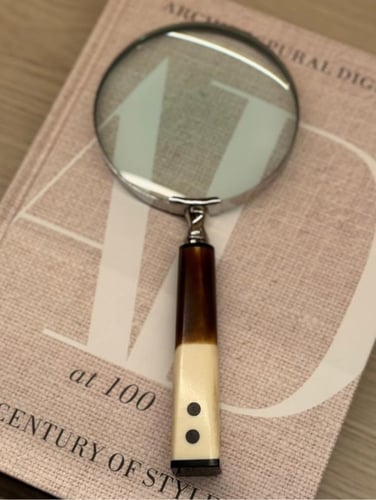 Magnifying lens