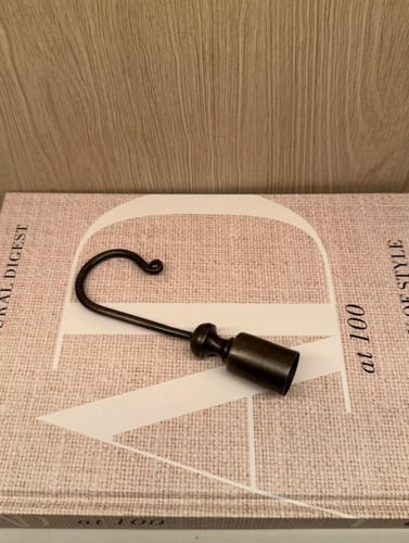 Candle extinguishing tool