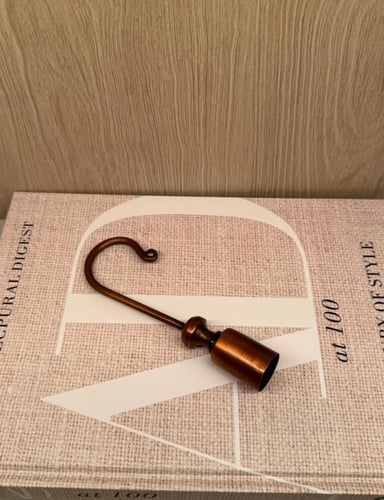 Candle extinguishing tool