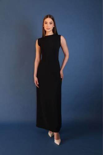 فستان أسود طويل بسيط يبرز القوام بشكل أنيق ( لا يش...