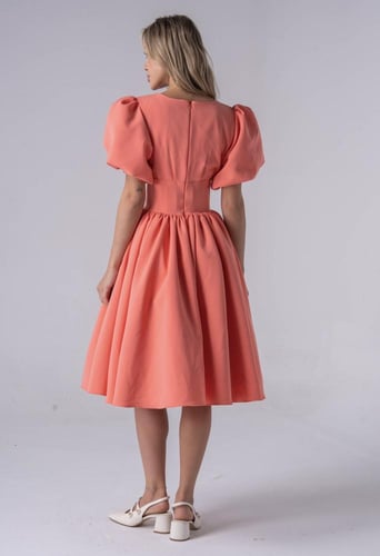 فستان ميدي مع تصميم كورسيت صغير و ازرار انيقة بخام...