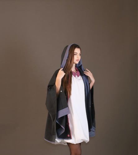 جاكيت ثقيل رمادي مزود بالكاروهات الجذابة مع فستان...