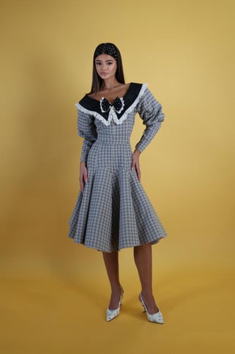 فستان من خامتين القطن والكوري بتفاصيل مميزة و أنيق...