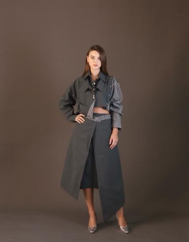 بدلة باللون البترولي مكونة من قطعتين و مزودة بلمسة...