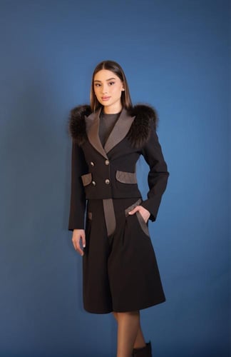 بدلة أنيقة باللون البني بقماش فخم ومميز والمزودة ب...