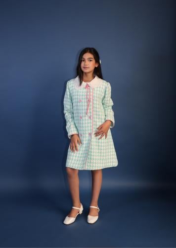 فستان بقماش فخم وتصميم مميز ومزود بتفاصيل أنيقة