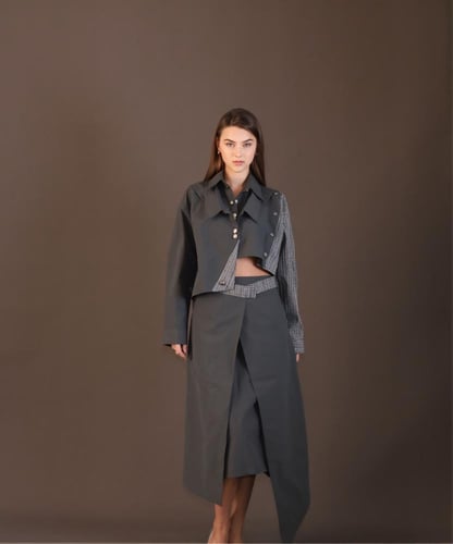 بدلة باللون البترولي مكونة من قطعتين و مزودة بلمسة...