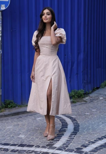 فستان طويل مع فتحة جانبية بخامة تفته الاسباني (ناع...