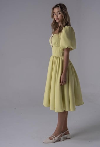 فستان ميدي مع تصميم كورسيت صغير و ازرار انيقة بخام...