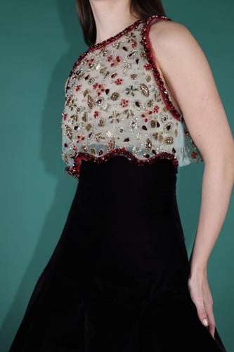 فستان ليمتد اديشن فاخر بتصميم يجمع بين تنورة بقصة...