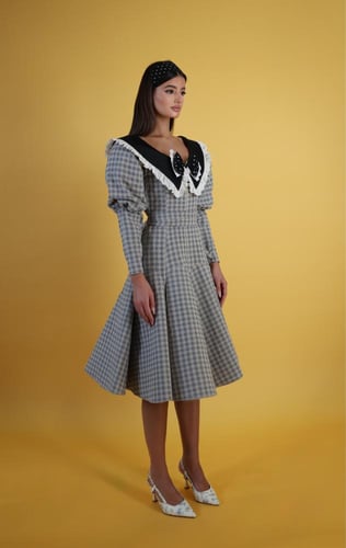 فستان من خامتين القطن والكوري بتفاصيل مميزة و أنيق...