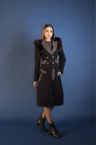 بدلة أنيقة باللون البني بقماش فخم ومميز والمزودة ب...