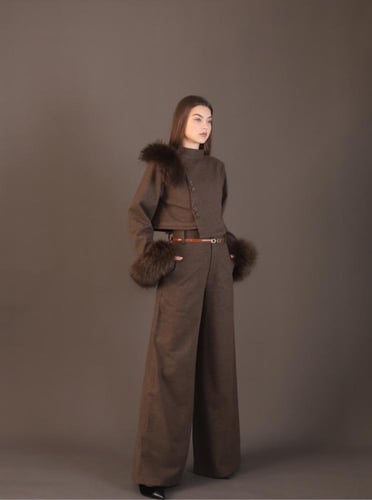 بدلة باللون البني مكونة من بنطلون عريض وجاكيت بقما...