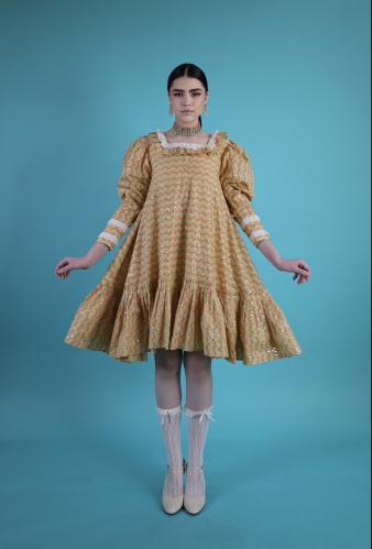 A dress with a distinctive color and design made of cotton fabric and equipped with eye-catching feminine details