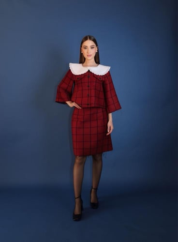 بدلة بستايل كوري مكونة من قطعتين ومصممة بقماش أحمر...