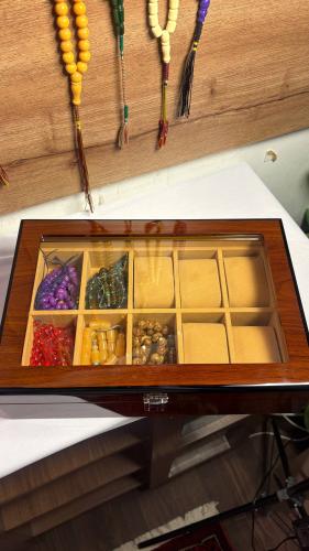 صندوق تخزين خشبيه بني