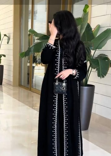 عباية كريب سرميك بتطريز هادئ