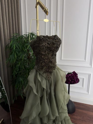 فستان سهرة "إيليجانس" بلون الزيتوني الساحر - تصميم...