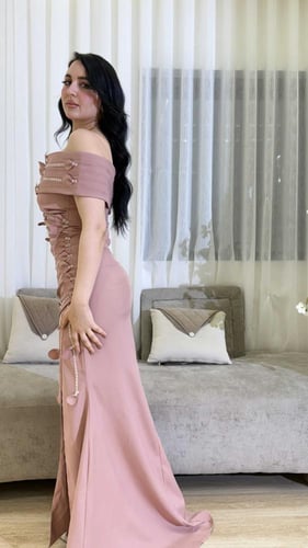 فستان سهرة ناعم بتصميم "أوف شولدر" وتطريز أوراق ال...