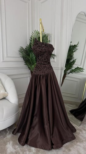 فستان سهرة "تشوكليت دريم" بكتف واحد وتفاصيل براقة