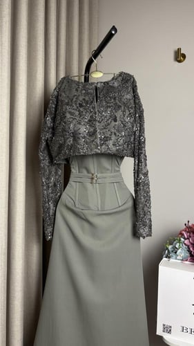 فستان "سهرة" ملكي - قطعتين بتصميم عصري وأنيق