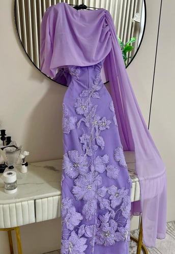 فستان سهرة طويل من التول المطرز بقصّة كاب جذابة