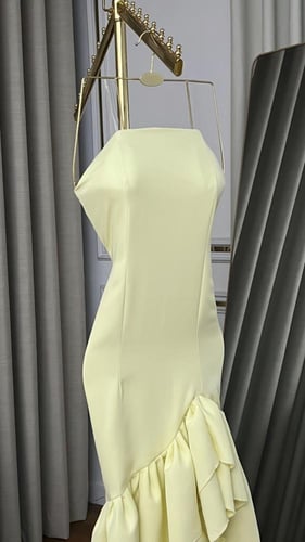 فستان سهرة أصفر أوف شولدر بكشكش جانبي وقصة غير متم...