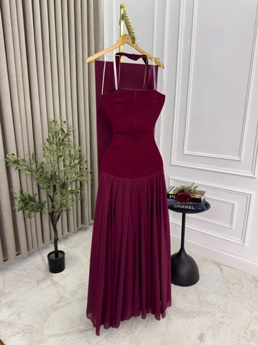 فستان سهرة ملكي مطرز باللؤلؤ والخرز ذيل ساتان طويل