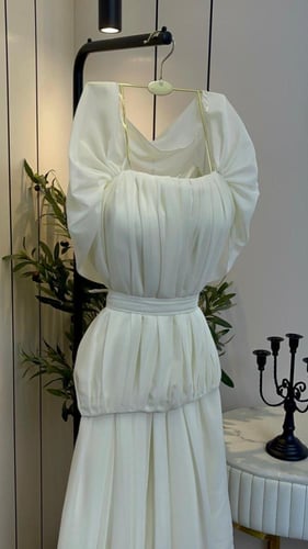 فستان "أثينا" الأبيض بتصميم درابيه فاخر