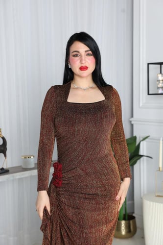 فستان سهرة/مناسبات طويل بلمعة براقة وتفاصيل درابيه...