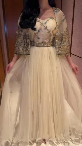 فستان سهرة قطعتين بلون المشمش الفاتح مع كيب مطرز ف...