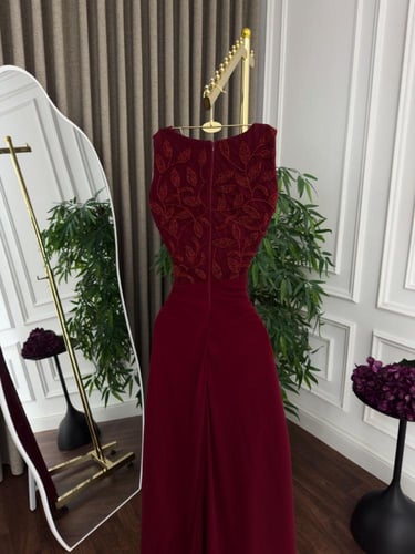 فستان سهرة ملكي باللون البرغندي (العنابي) - مطرز ي...