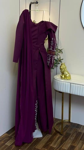 جمبسوت "أرجوان الفخامة" بكتف مكشوف وشال ملكي