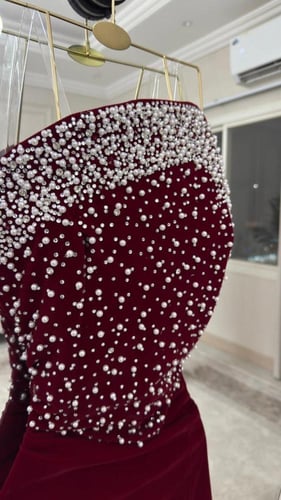 فستان سهرة مخملي بتطريز لؤلؤي - تصميم أنيق وفاخر