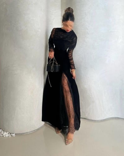 فستان سهرة مخملي أسود أنيق بفتحة دانتيل جانبية
