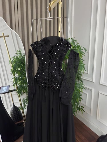 طقم سهرة أنيق بلمسة فاخرة - بلوزة مطرزة وتنورة ماك...