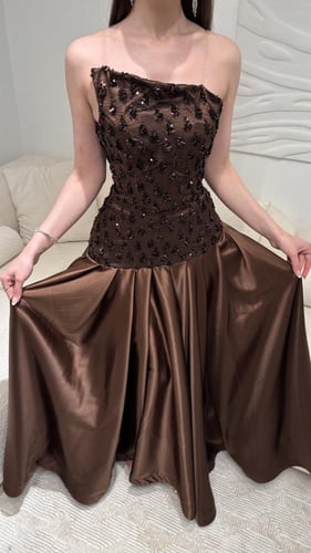 فستان سهرة "تشوكليت دريم" بكتف واحد وتفاصيل براقة