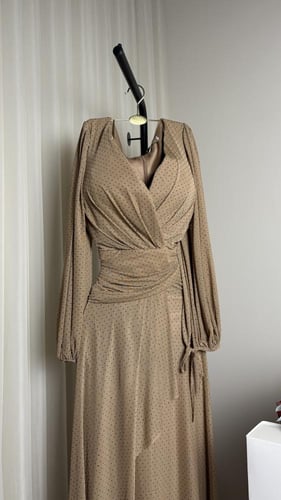 فستان "سهرة كلاسيك" بنقاط البولكا والخصر المجعد