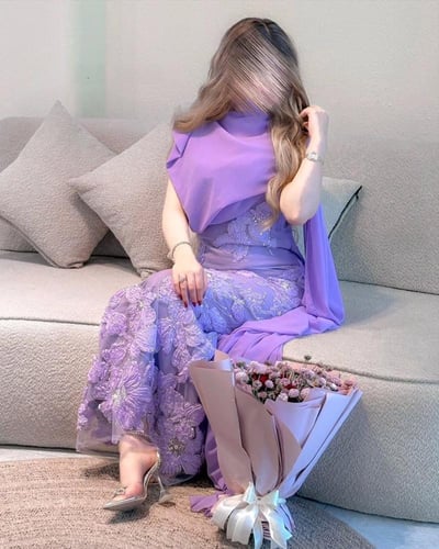 فستان سهرة طويل من التول المطرز بقصّة كاب جذابة