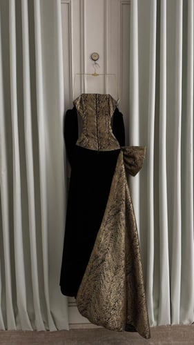 فستان سهرة فاخر بقصة الكورسيه باللون الأسود والذهب...